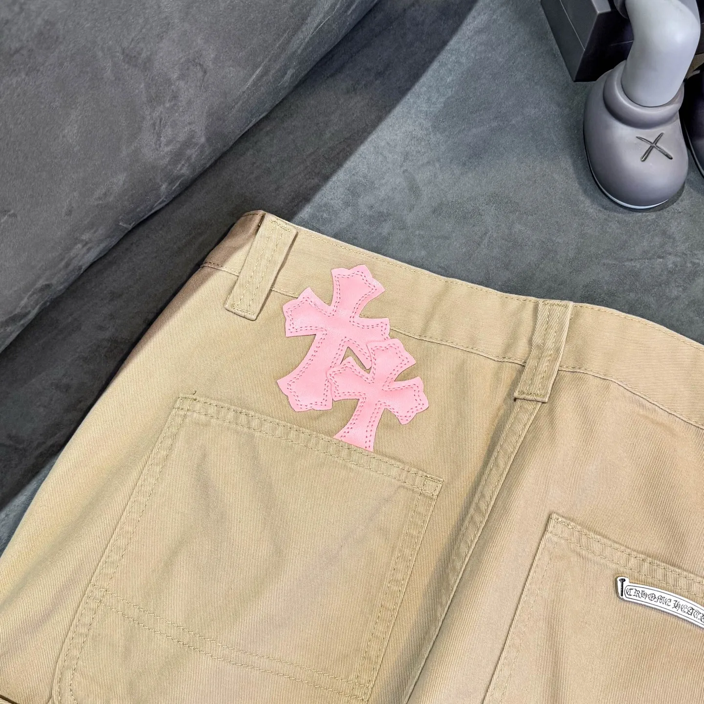 P270 CHROME HEARTS 2025 new khaki logging pink checkerboard cross leather couple style loose jeans Top ceiling quality Styles with different washed textures are very friendly to people with thin legs and thick legs. The straight and loose version is very flattering to the leg shape. The moderate length will never go out of style, easy to match with casually, the basic styling of various styles, a must-have in the wardrobe! The fabric is stiff but also makes the upper body soft without losing texture. The washing process is even more perfect. It is a must-have item for everyone! ! ! Color: Khaki Size: 28/30/32/34 Waist: 75/80/85/90 Knee: 45.5/47/48.5/50 Pants length: 102/104/106/108